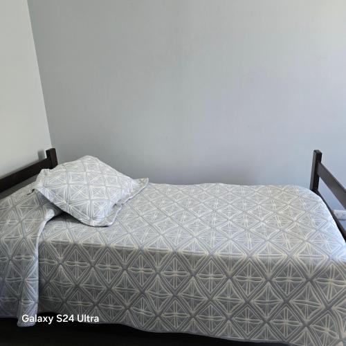 ein Schlafzimmer mit einem Bett mit einem Kissen in der Unterkunft Casa en Frutillar in Frutillar