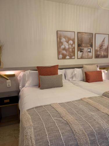 two beds sitting next to each other in a room at Apartamento Boutique Centro Histórico in Antequera