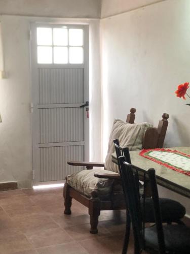 una camera con una porta, una sedia e un letto di Iberá a Mercedes