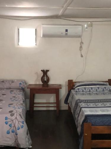 Camera con 2 letti e un tavolo con ventilatore di Iberá a Mercedes