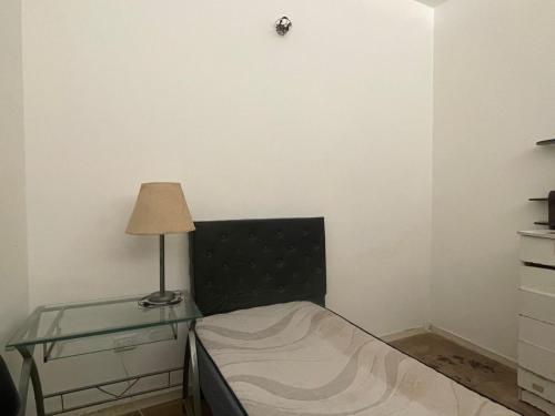 una piccola camera con letto e lampada di Residencia "Libertad" a San Andrés
