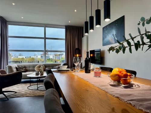 TV a/nebo společenská místnost v ubytování Marina Strandbad Chalet Waterlijn Haus Nr 91