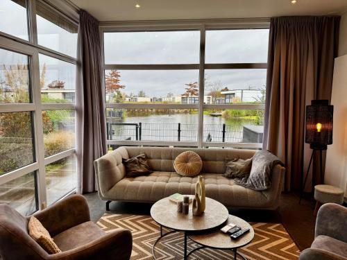 Posezení v ubytování Marina Strandbad Chalet Waterlijn Haus Nr 91