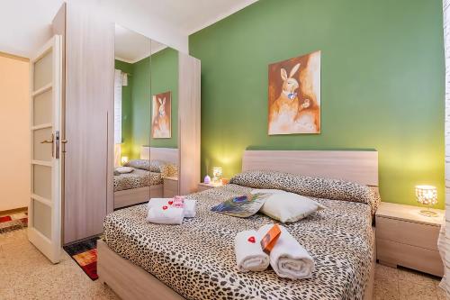 Giường trong phòng chung tại GARDALAND Residenza le Rose! 120 m2