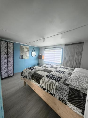 Giường trong phòng chung tại Magic House Patagonia