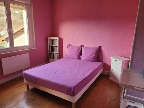 Postel nebo postele na pokoji v ubytování Gîte Les 5 Pommiers 6 pers gitesdes2vallees