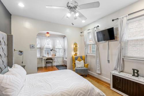a bedroom with a bed and a ceiling fan at Impeccable 1BR unit in Brooklyn in Brooklyn