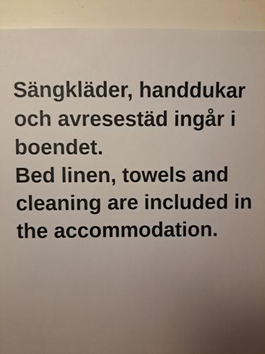 ein Schild, das Sanguardler Handkerker jedes unerwartete Kaiserliche liest in der Unterkunft Mysig lägenhet med fjällutsikt i Sälen in Sälen