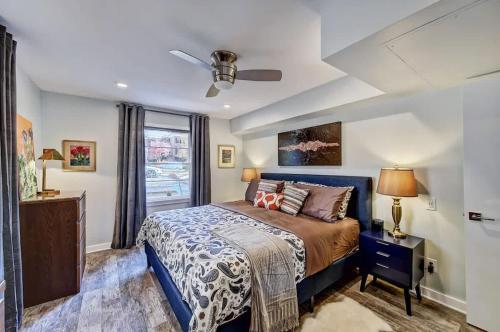 Giường trong phòng chung tại Comfortable and stylish condo near Myers Park