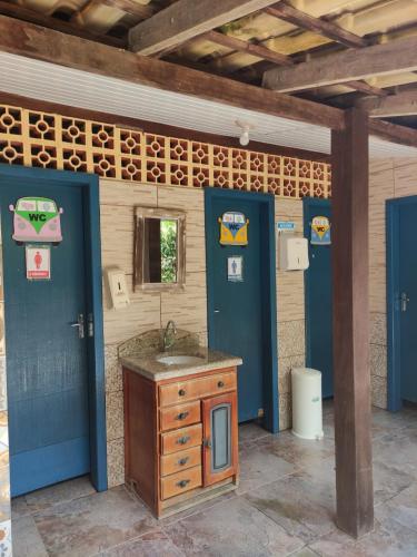 a bathroom with a sink and a blue wall at Atelie Hospedagem in Palhoça