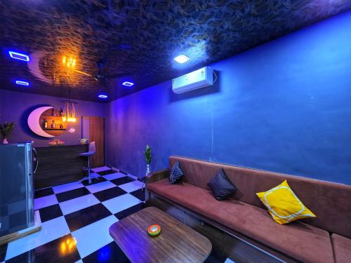 een woonkamer met een bank en een tafel bij ll EMPYREAN STAYS ll G0DFATHER VILLA ll MINI PUB ll 4BHK ll AC ll LARGEST POOL ll in Lonavala
