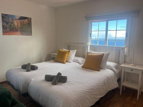 2 Betten mit Bögen in einem Schlafzimmer in der Unterkunft Los Frailes 2 in Breña Baja