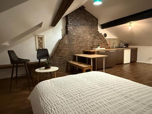 une chambre avec un lit blanc et un mur de briques dans l'établissement 63 Spellow Lane, à Liverpool