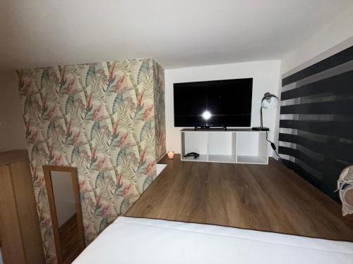 une chambre avec un lit et une télévision à écran plat dans l'établissement 63 Spellow Lane, à Liverpool