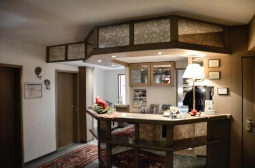 een keuken met een groot eiland in een kamer bij Hotel Rössle in Schongau