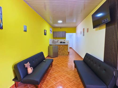 een woonkamer met een bank met een teddybeer erop bij Hotel Casa Manzanares in Santa Marta