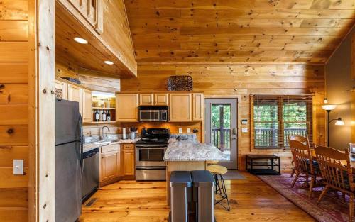 Elk Lodge, Cozy cabin with a Mountain View! photo 13