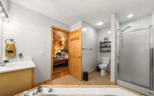 Elk Lodge, Cozy cabin with a Mountain View! photo 12