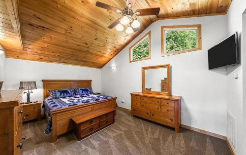 Elk Lodge, Cozy cabin with a Mountain View! photo 14