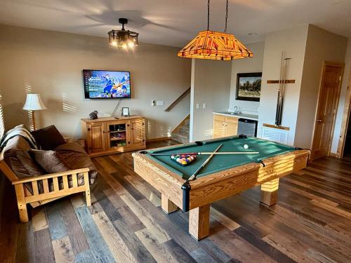 Elk Lodge, Cozy cabin with a Mountain View! photo 18