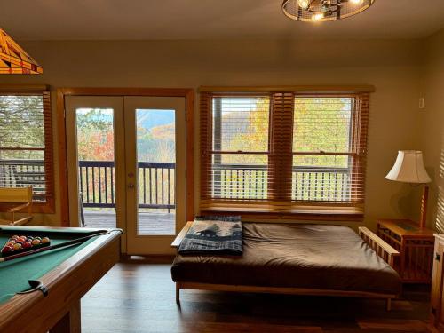 Elk Lodge, Cozy cabin with a Mountain View! photo 22
