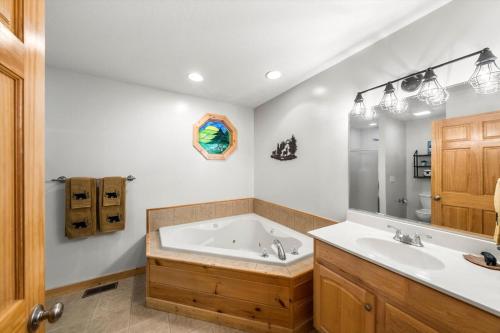 Elk Lodge, Cozy cabin with a Mountain View! photo 11