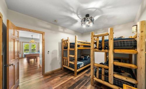 Elk Lodge, Cozy cabin with a Mountain View! photo 16