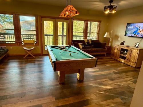 Elk Lodge, Cozy cabin with a Mountain View! photo 19