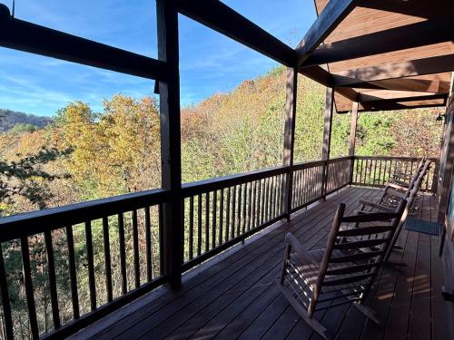 Elk Lodge, Cozy cabin with a Mountain View! photo 24