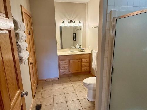 Elk Lodge, Cozy cabin with a Mountain View! photo 17