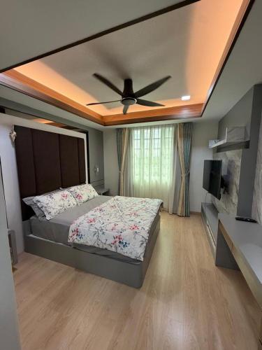 En eller flere senge i et værelse på AJ Homestay Muar