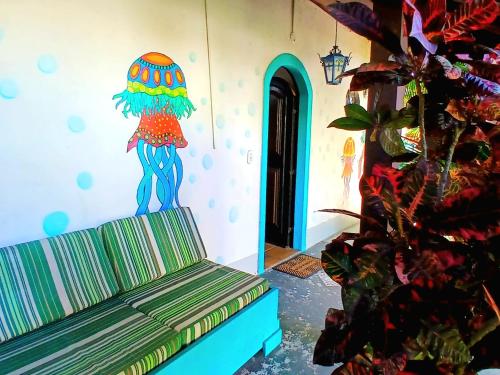 een kamer met een bank met een schilderij aan de muur bij De Boa na Lagoa Cabo Frio in Cabo Frio