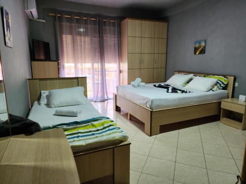 เตียงในห้องที่ vlora appartament