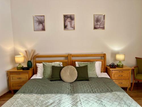 久洛Cottage Apartman Gyula的一间带大床和两个床头柜的卧室