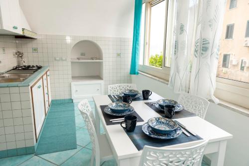 eine Küche mit einem Tisch mit blauem und weißem Geschirr darauf in der Unterkunft Porta della costiera in Vietri