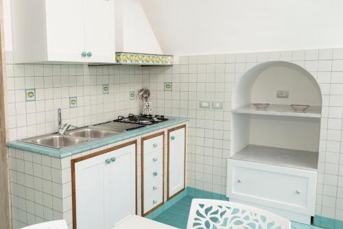 une petite cuisine avec un évier et un comptoir dans l'établissement Porta della costiera, à Vietri