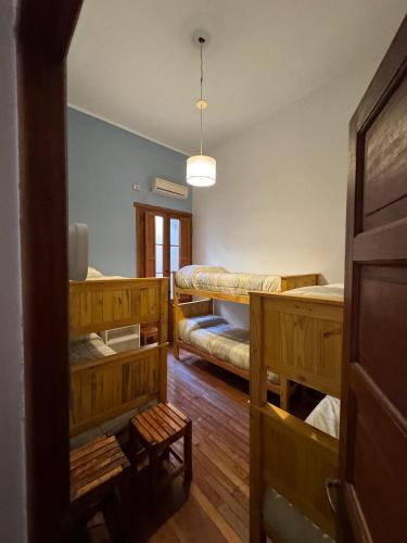 een kamer met 2 stapelbedden en een bank bij Alojamiento Zona Parque in Paraná