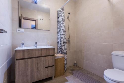 ein Badezimmer mit Waschbecken und Toilette in der Unterkunft Paco del Molino 2 in Grazalema