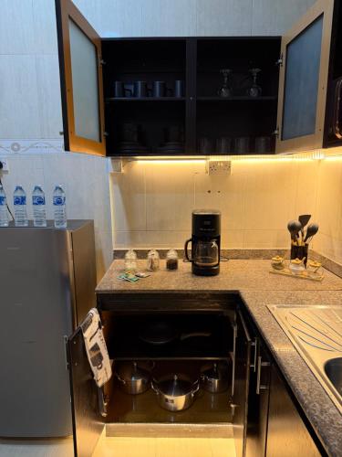 een keuken met een aanrecht met potten en pannen bij Revigore Oniru 1 in Lagos