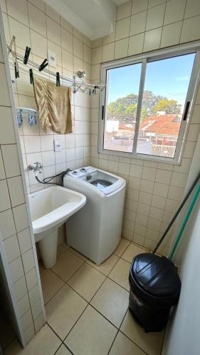 une salle de bains avec baignoire, toilettes et lavabo dans l'établissement Residencial Ibis, à Bauru