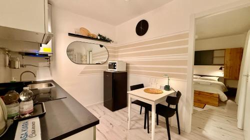 une petite cuisine avec une table et des chaises dans une pièce dans l'établissement Casa Kiara, à Domodossola