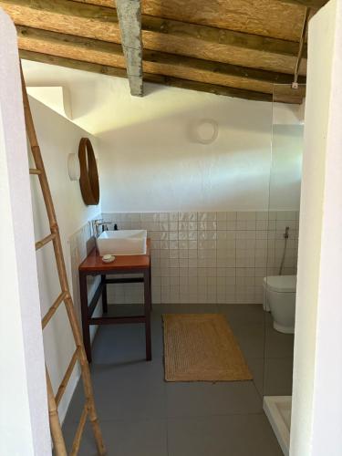 Et badeværelse på Monte da Palmeira Feedme Farm