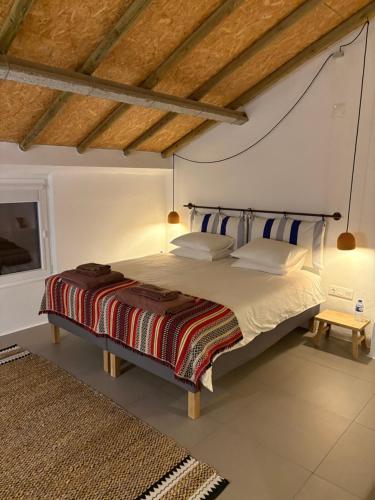 En eller flere senge i et værelse på Monte da Palmeira Feedme Farm