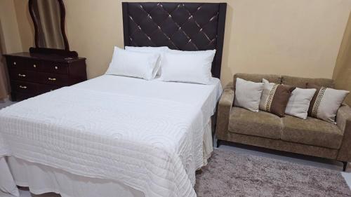 En eller flere senge i et værelse på Tandel Ocho Ríos Apartment # 1