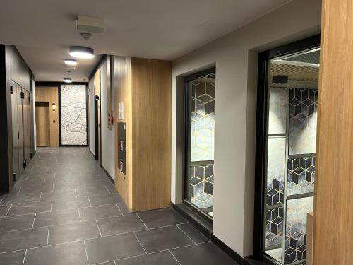 un couloir avec des vitraux et un couloir avec un couloir dans l'établissement Stay Apartment, à Varsovie