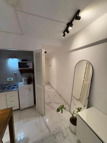 - une cuisine avec une table et un miroir mural dans l'établissement Monoambiente en el corazón de barrio sur, à San Miguel de Tucumán