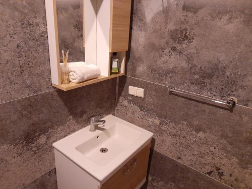 un bagno con lavandino e specchio di Harika bir yer a Oludeniz