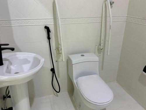 Et badeværelse på رايز النسيم للشقق المخدومة