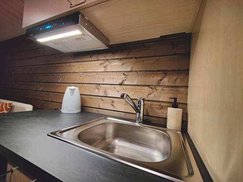 een aanrecht met spoelbak in een kamer bij The Little Owls Nest in Rovaniemi