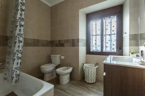 ein Badezimmer mit Toilette, Badewanne und Waschbecken in der Unterkunft Paco del Molino in Grazalema